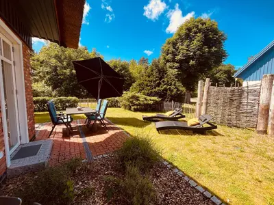 Ein Garten an der Unterkunft Friesia Urlaub unterm Reetdach fuer 4 Pers Terrasse Garten 2 SZ