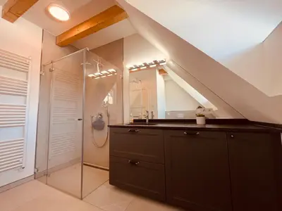 Ein Badezimmer in der Unterkunft FW Bonica Reetdachhaus 4 Personen Balkon 2 SZ
