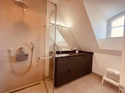 Ein Badezimmer in der Unterkunft FW Bonica Reetdachhaus 4 Personen Balkon 2 SZ
