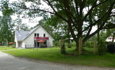 Das Gebäude in dem sich das Ferienhaus befindet