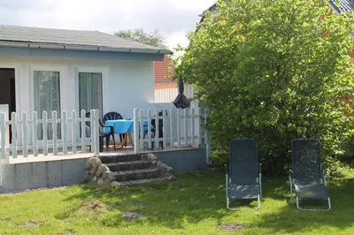 Ein Garten an der Unterkunft Boddenhus mit Kamin