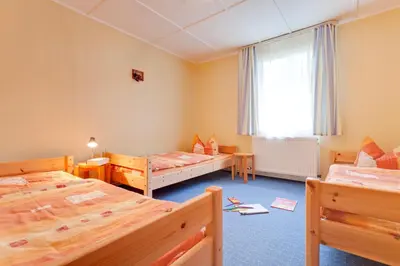 Ein Bett oder Betten in einem Zimmer der Unterkunft Boddenhus mit Kamin