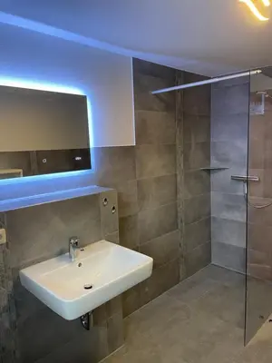 Ein Badezimmer in der Unterkunft Boddenhus mit Kamin