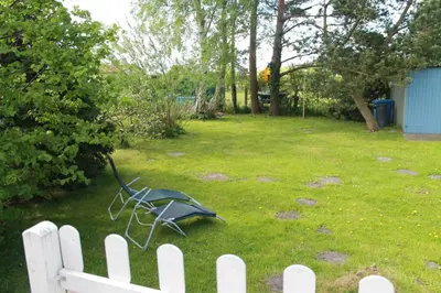 Ein Garten an der Unterkunft Boddenhus mit Kamin