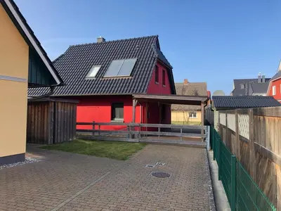 Das Gebäude in dem sich das Ferienhaus befindet