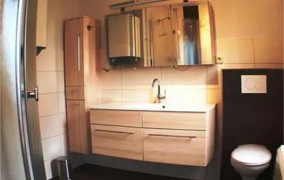 Ein Badezimmer in der Unterkunft Awesome Home In Fuhlendorf With Kitchen