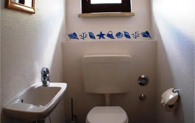 Ein Badezimmer in der Unterkunft Awesome Home In Fuhlendorf With Kitchen