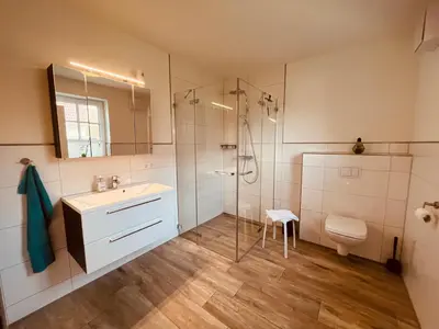 Ein Badezimmer in der Unterkunft FH Rosengang - fuer 6 Personen, Kamin, Terrasse, Garten