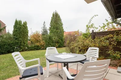 Ein Garten an der Unterkunft Ostseewelle Whg 1