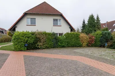 Ein Garten an der Unterkunft Ostseewelle Whg 1
