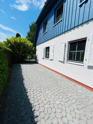 Das Gebäude in dem sich das Ferienhaus befindet