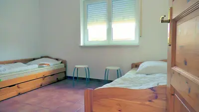 Ein Bett oder Betten in einem Zimmer der Unterkunft Ferienhaus Vineta FeWo Undine am Nationalpark Vorpommersche Boddenlandschaft an der Ostsee