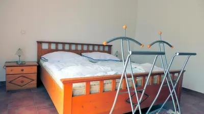 Ein Bett oder Betten in einem Zimmer der Unterkunft Ferienhaus Vineta FeWo Undine am Nationalpark Vorpommersche Boddenlandschaft an der Ostsee