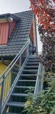 Das Gebäude in dem sich das Ferienhaus befindet