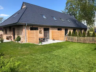Ein Garten an der Unterkunft Landhaus 1884 OFC 17