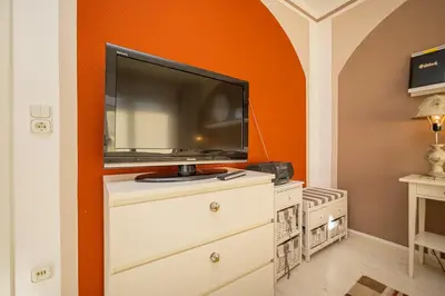 TV/Unterhaltungsangebot in der Unterkunft Studio 2 im EG Haus Stranddistel, geschmackvoll eingerichtete Ferienwohnung fur 2 Personen in Zingst