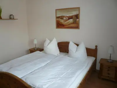Ein Bett oder Betten in einem Zimmer der Unterkunft Wohnung 6 im EG Haus Stranddistel, komfortable Ferienwohnung fur 4 Personen in Zingst