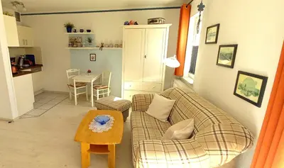 Ein Sitzbereich in der Unterkunft Studio 5 im EG Haus Stranddistel, wunderschones Studio fur 2 Personen in Zingst