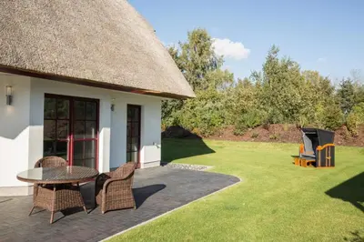 Ein Garten an der Unterkunft Haus Rose, Luxus-Ferienhaus in Fuhlendorf fur 4 Personen