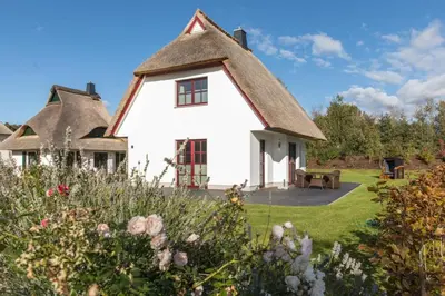 Ein Garten an der Unterkunft Haus Rose, Luxus-Ferienhaus in Fuhlendorf fur 4 Personen