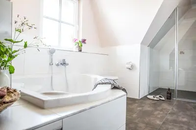 Ein Badezimmer in der Unterkunft Haus Rose, Luxus-Ferienhaus in Fuhlendorf fur 4 Personen