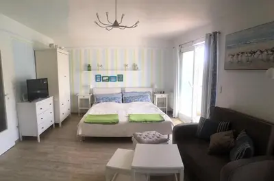 Ein Bett oder Betten in einem Zimmer der Unterkunft Studio 8 im 1 OG Haus Stranddistel, schones Studio fur 2 Personen in Zingst, Hund erlaubt