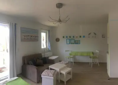 Ein Sitzbereich in der Unterkunft Studio 8 im 1 OG Haus Stranddistel, schones Studio fur 2 Personen in Zingst, Hund erlaubt