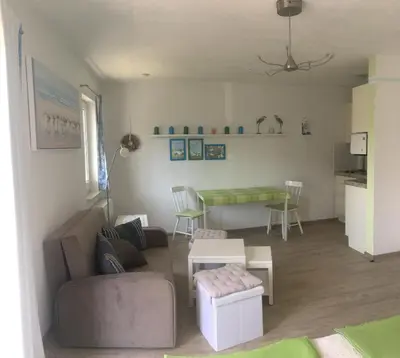 Ein Sitzbereich in der Unterkunft Studio 8 im 1 OG Haus Stranddistel, schones Studio fur 2 Personen in Zingst, Hund erlaubt