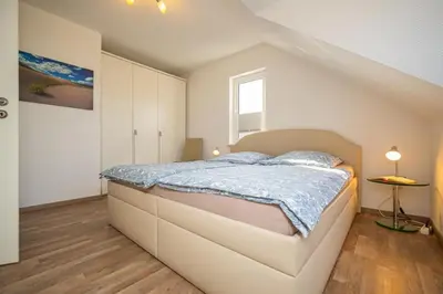 Ein Bett oder Betten in einem Zimmer der Unterkunft Wohnung 16 im 2 OG Haus Stranddistel, moderne Ferienwohnung fur 4 Personen in Zingst