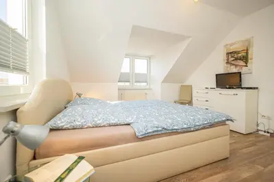 Ein Bett oder Betten in einem Zimmer der Unterkunft Wohnung 16 im 2 OG Haus Stranddistel, moderne Ferienwohnung fur 4 Personen in Zingst