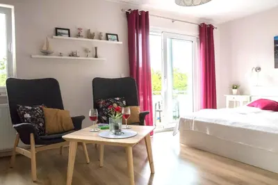 Ein Bett oder Betten in einem Zimmer der Unterkunft Studio 11 im Haus Stranddistel, modernes Studio im 1 OG fur 2 Personen in Zingst
