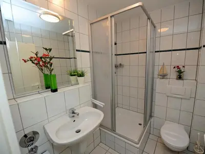Ein Badezimmer in der Unterkunft Studio 11 im Haus Stranddistel, modernes Studio im 1 OG fur 2 Personen in Zingst