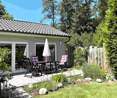 Ein Garten an der Unterkunft Haus am Nordstrand 2