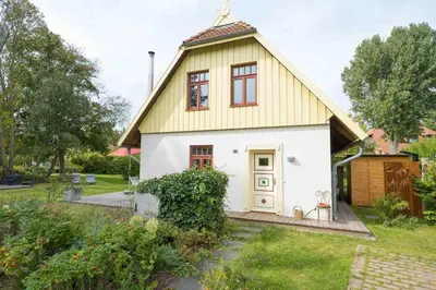 Ein Garten an der Unterkunft Ferienhaussiedlung Strandperlen Sanddornhof 1b Typ III