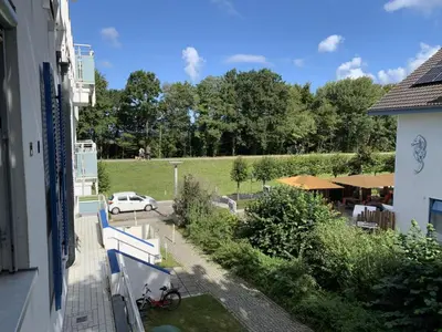 Ein Garten an der Unterkunft Ferienwohnung Nr 128 Zur Seebrucke