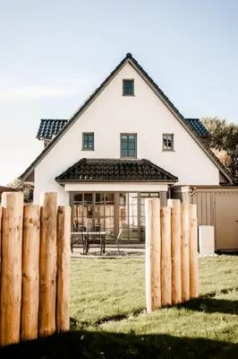 Das Gebäude in dem sich das Ferienhaus befindet