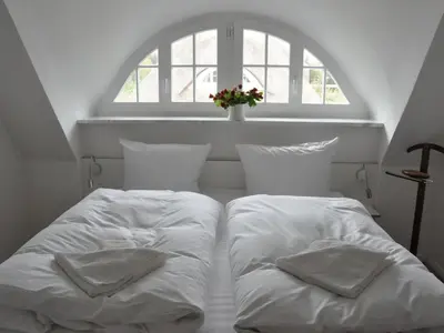 Ein Bett oder Betten in einem Zimmer der Unterkunft Reetdachhaus am Bodden mit Sauna