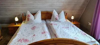 Ein Bett oder Betten in einem Zimmer der Unterkunft Ferienwohnung im Rohrdachhaus