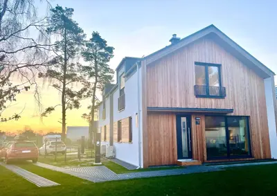 Das Gebäude in dem sich das Ferienhaus befindet