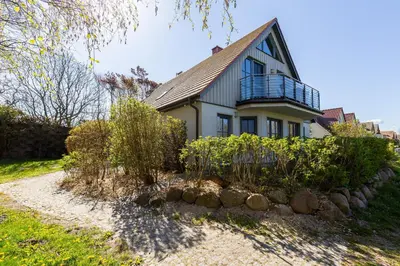 Ein Garten an der Unterkunft Strandhaus Wustrow - Wohnung 1