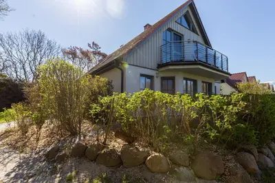 Ein Garten an der Unterkunft Strandhaus Wustrow - Wohnung 5