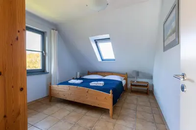 Ein Bett oder Betten in einem Zimmer der Unterkunft Strandhaus Wustrow - Wohnung 5