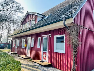 Das Gebäude in dem sich das Ferienhaus befindet