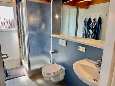 Ein Badezimmer in der Unterkunft Austernfischer Prerow - Schönes Ferienhaus in Toplage mit großem Garten für Familie und Freunde