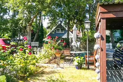 Ein Garten an der Unterkunft Am Waldesrand