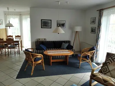 Ein Sitzbereich in der Unterkunft Haus Seeschwalbe, Whg3