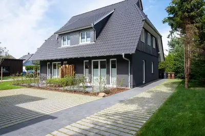 Das Gebäude in dem sich das Ferienhaus befindet