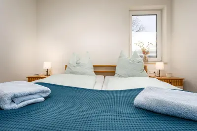 Ein Bett oder Betten in einem Zimmer der Unterkunft Ferienwohnungen am Darßer Ort inkl Wäschepaket
