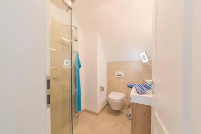 Ein Badezimmer in der Unterkunft Ferienwohnungen Haus am Strand