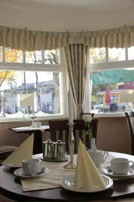 Ein Restaurant oder anderes Speiselokal in der Unterkunft Hotel & Café Strandeck